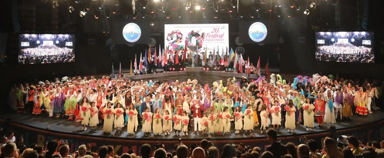 İki yüzlü ayna: bir festival, bir başkan, bir ülke