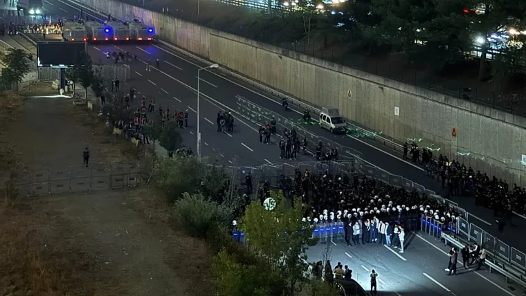 Türkiye'de demokrasi can çekişiyor