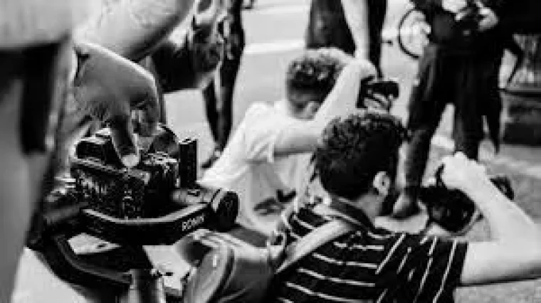 Kalem susarsa toplum körleşir