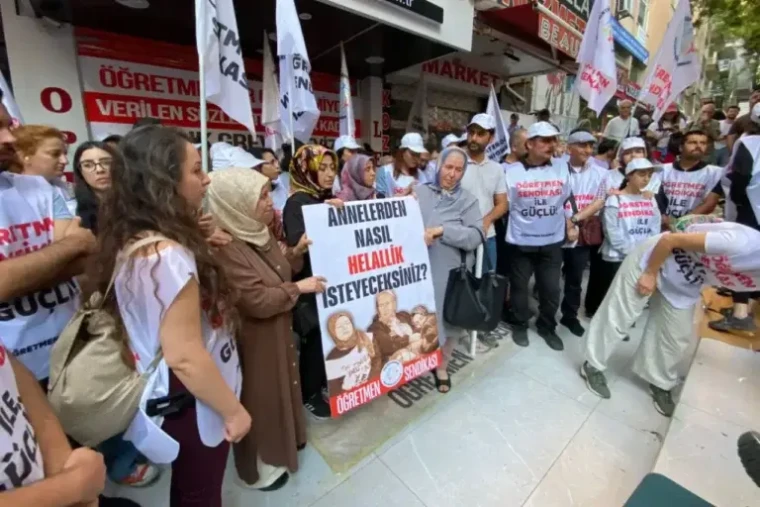 Kelepçeli öğretmenler