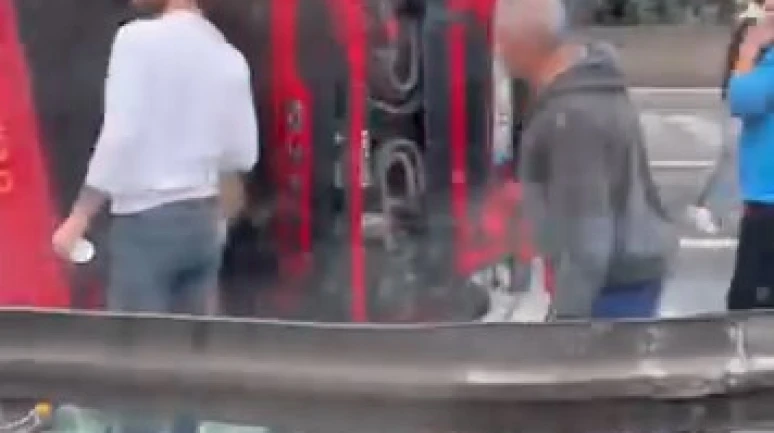 Büyükçekmece'de tır devrildi!