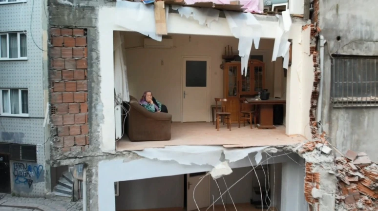 Yandaki bina yıkılınca duvarsız kaldı!