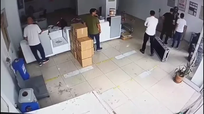 Büyükçekmece'de kargo dolandırıcısı yakayı ele verdi!