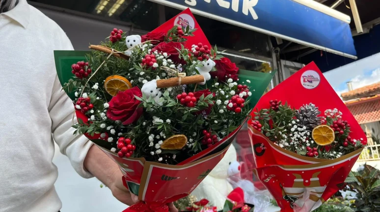 Yılbaşının simgelerinden "kokina çiçeği" tezgahlarda