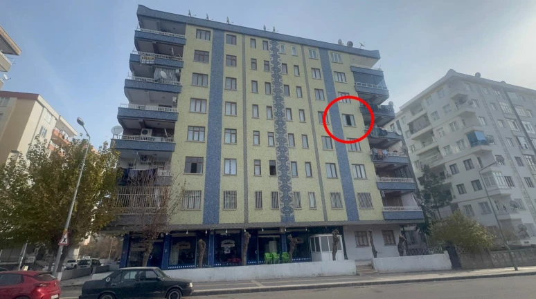 3 aylık bebeğini 4’üncü kattan attı!