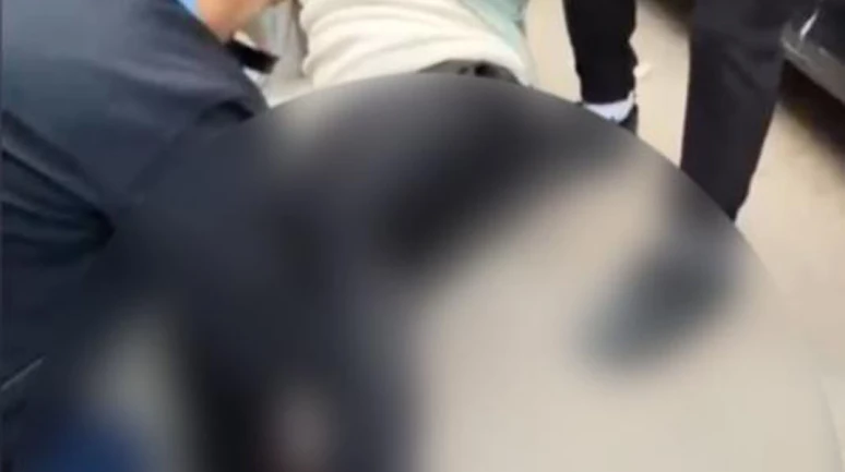 Broşür dağıtırken ayağından vuruldu!