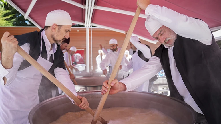Aşureler Tekkede Kaynadı