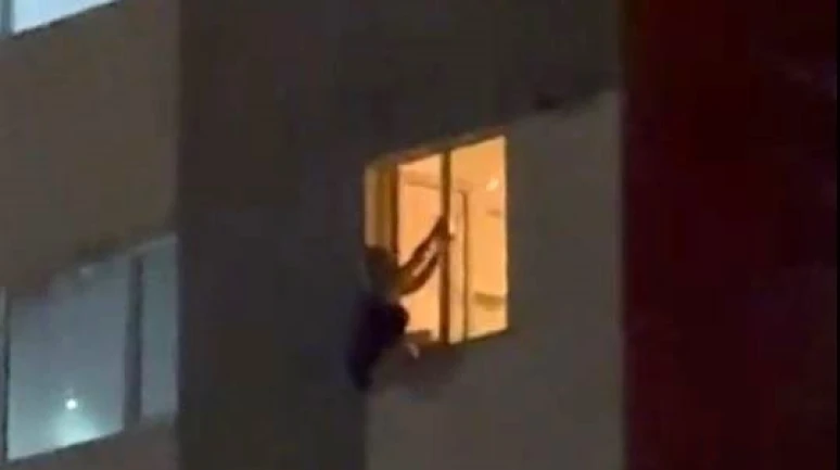 Beylikdüzü'nde bir kadın cama çıkıp aşağı atladı!