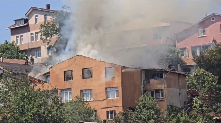 Beykoz'da 3 katlı binanın çatısında yangın çıktı