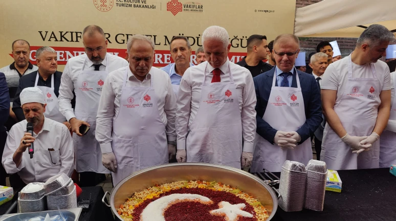 Mısır Çarşısı'nda 20 bin kişiye aşure ikramı