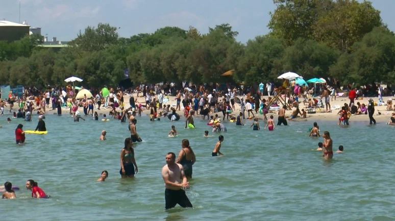 İstanbul'da sıcak hava yüzünden Menekşe Plajı'na yoğun ilgi