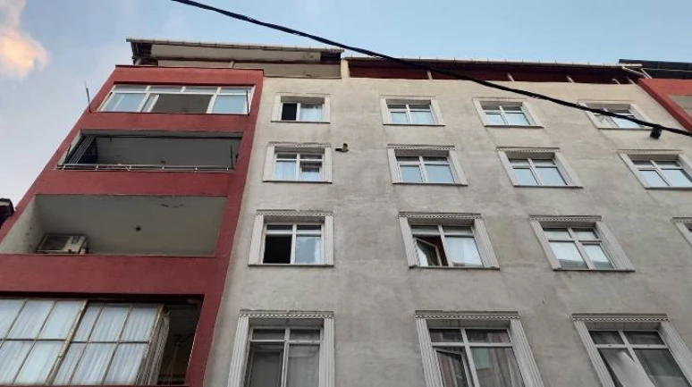 Ailesini rehin aldı aşağı atladı....
