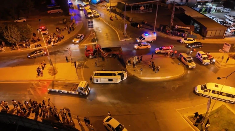 Sultanbeyli'de otomobil ile minibüs çarpıştı: 10 yaralı