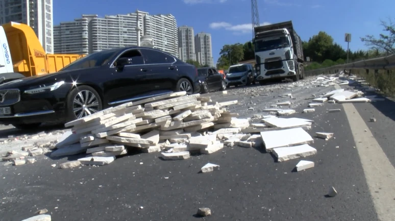 Yola düşen mermerler trafik yoğunluğuna sebep oldu