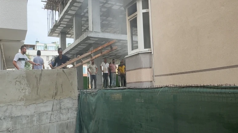 Yangına inşaat işçileri camı kırarak müdahale etti