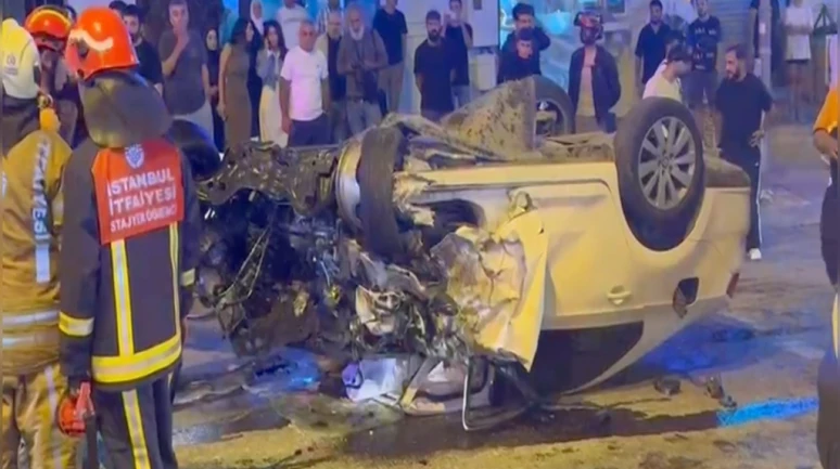 İETT otobüsü otomobil ile çarpıştı: 1'i ağır 2 yaralı