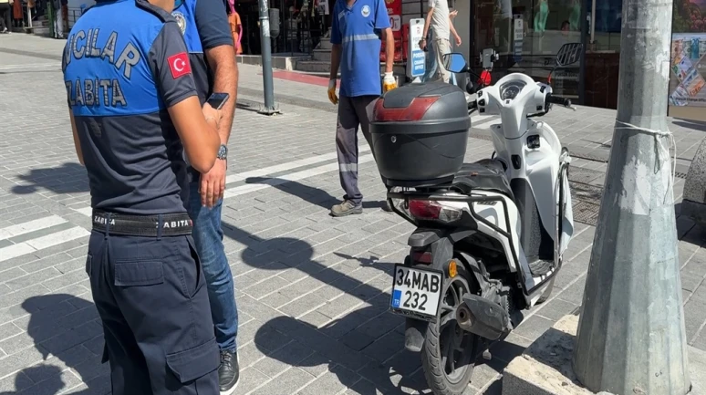 Avcılar'da kaldırıma motor park eden sürücülere ceza kesildi