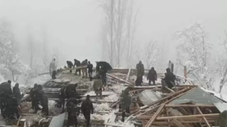 Pakistan'da şiddetli kar yağışı nedeniyle 5 kişi hayatını kaybetti