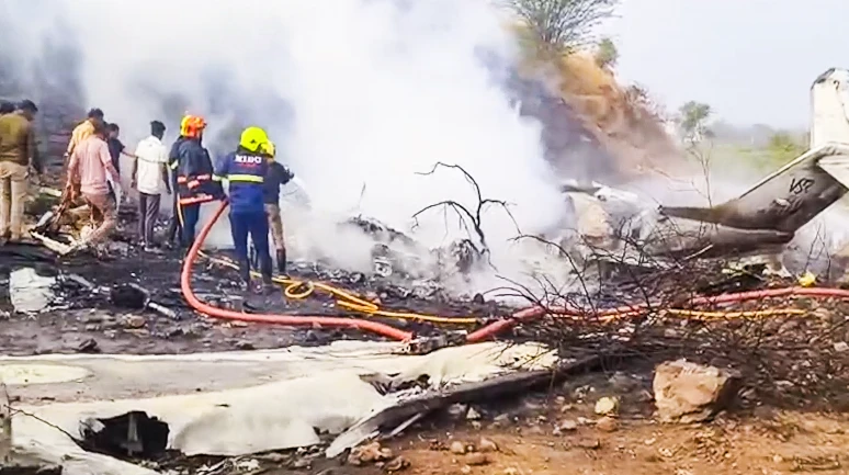 Hindistan'da uçak kazası: Eyalet Başbakan Yardımcısı ile 4 kişi hayatını kaybetti