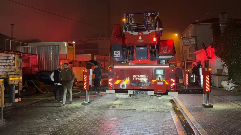 Esenyurt’ta yorgan imalathanesi alev alev yandı