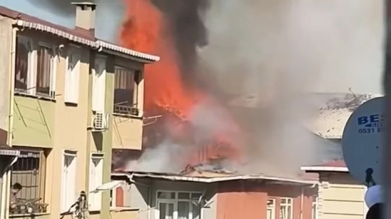 SULTANBEYLİ’de 3 katlı binanın çatısında yangın çıktı