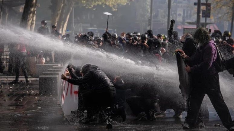 Fransa'da protestolar şiddetlendi: Hayat pahalılığı ve eğitim krizi sokaklara taşındı