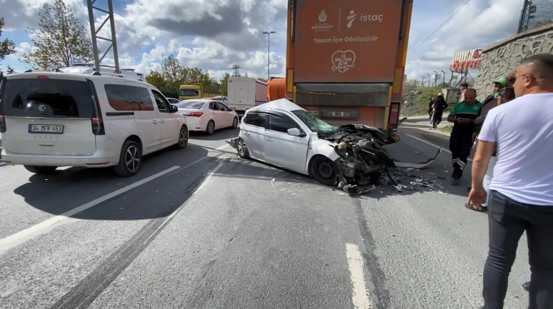 Arnavutköy'de 3 aracın karıştığı kazada otomobil kullanılamaz hale geldi: 1 yaralı