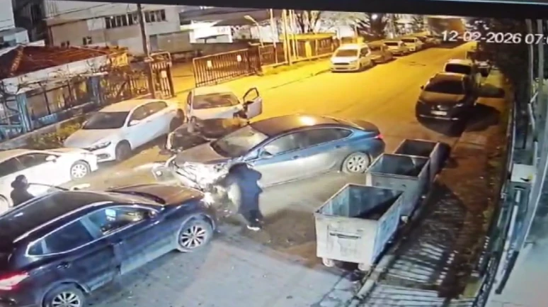 Küçükçekmece’de 5 aracın karıştığı zincirleme kaza kamerada