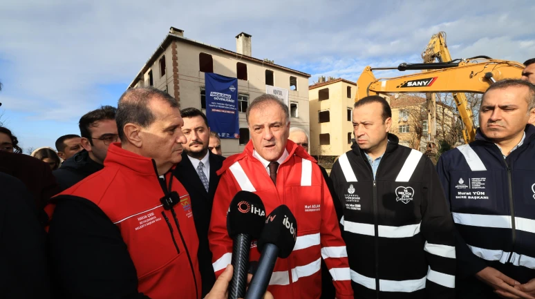 Büyükçekmece dönüşüyor: Büyükçekmece'de deprem açısından "yüksek riskli" binaların yıkımı gerçekleştirildi