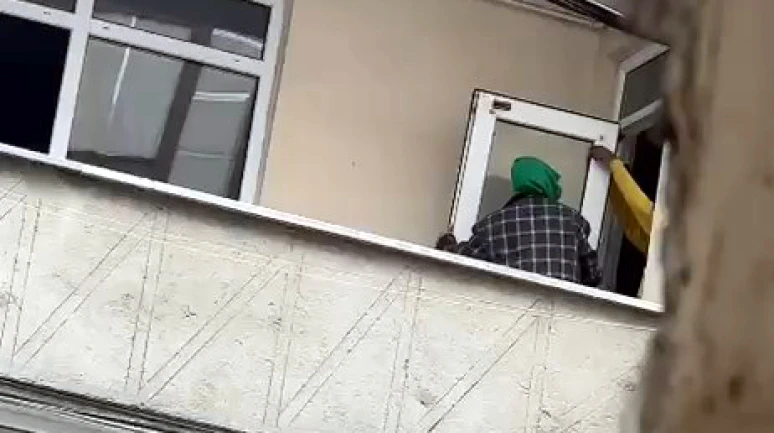 Esenyurt'ta  binaya giren 2 kişi kapı ve pencereleri çaldı