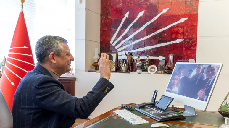 Özel, Adana'da Atatürk büstünü fırtınadan koruyan öğrencilerle görüştü