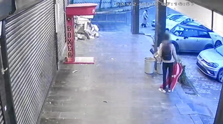 Beylikdüzü'nde iş yerinin önündeki Türk bayrağını indiren şüpheli yakalandı