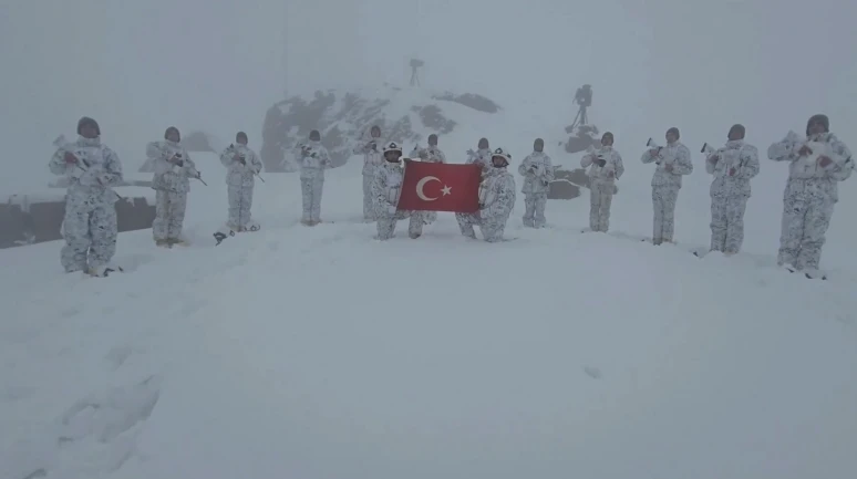 Hayırseverlerin ördüğü 200 bere, Mehmetçik’e teslim edildi