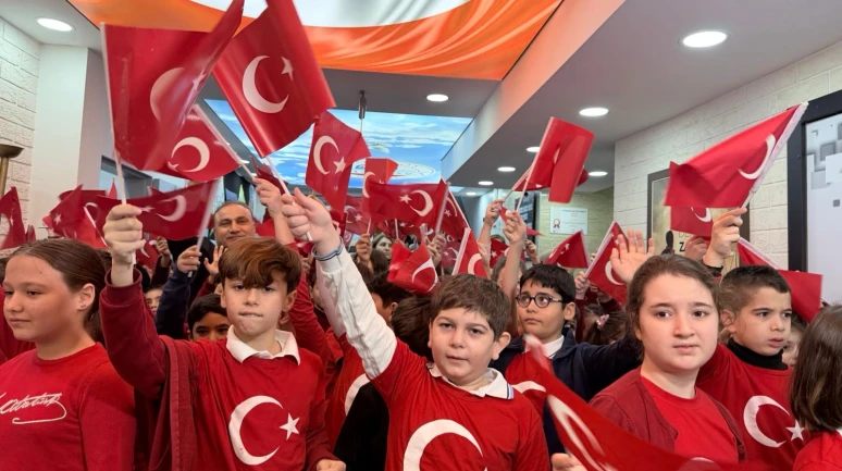 Öğrencilerden kırmızı beyaz açılış