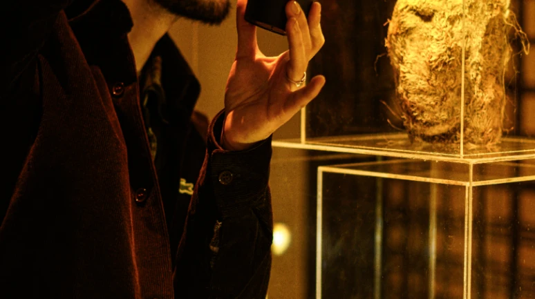 Yolun ortasında yüzeyin altında