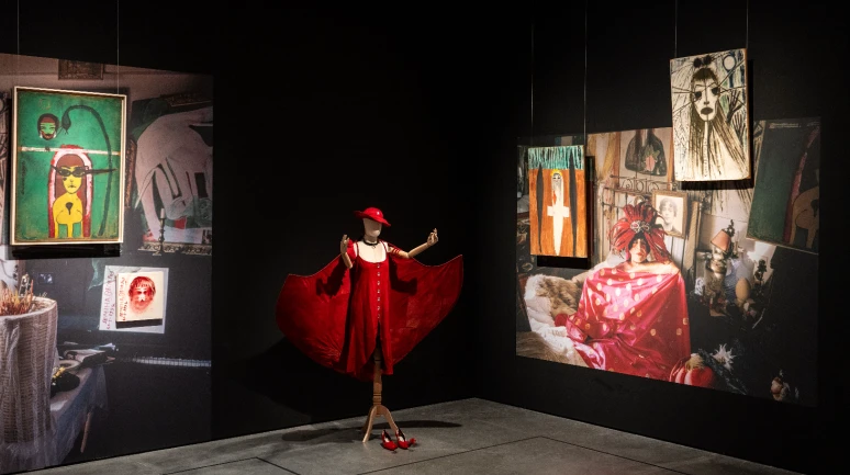 "Semiha Berksoy: Tüm Renklerin Aryası” sergisinde sanatçının kızı Zeliha Berksoy'la sergi turu imkanı