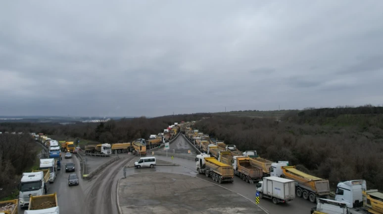 Arnavutköy'de sonsuz kuyruk