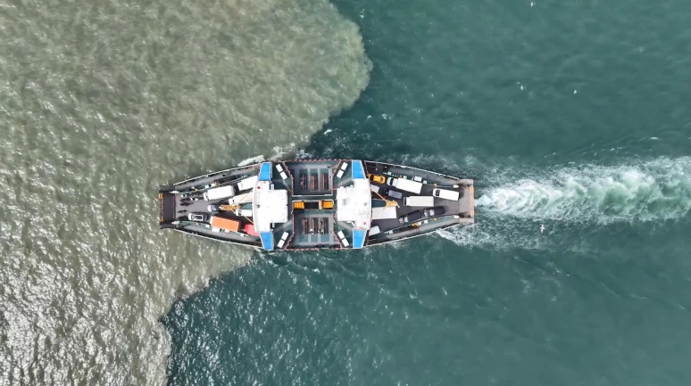 Yağış sonrası Haliç'in rengi kahverengiye döndü