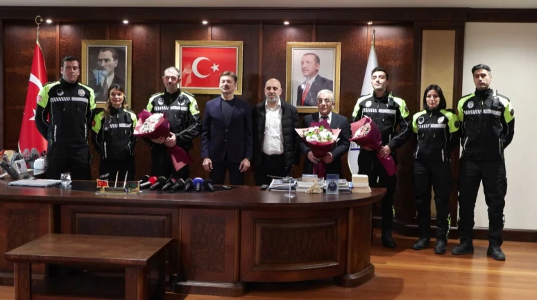 Bahçelievler'de, 3 aylık bebeği hastaneye ulaştıran zabıta ekibi ödüllendirildi