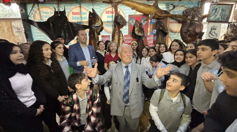 Balıkçı Kenan, balık yeme yarışması yaptı; gençlere ödül balık dağıttı