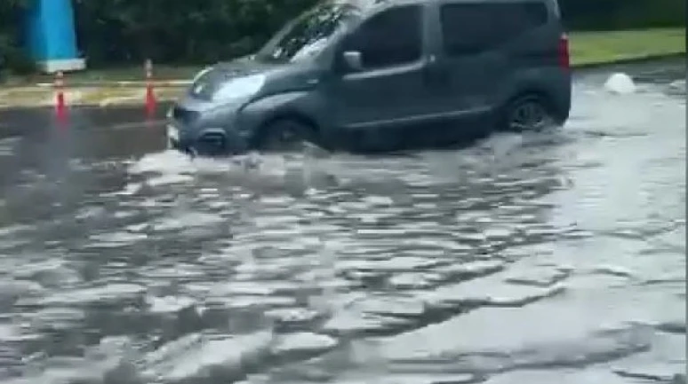Kadıköy’de yağmur etkili oldu; yollar göle döndü