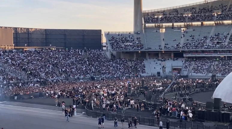 Kanye West’in konseri öncesi müzikseverler yerlerini aldı