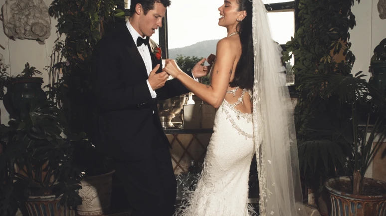 İngiliz Şarkıcı Dua Lipa, Callum Turner ile mutlu bir birlikteliğe adım attı