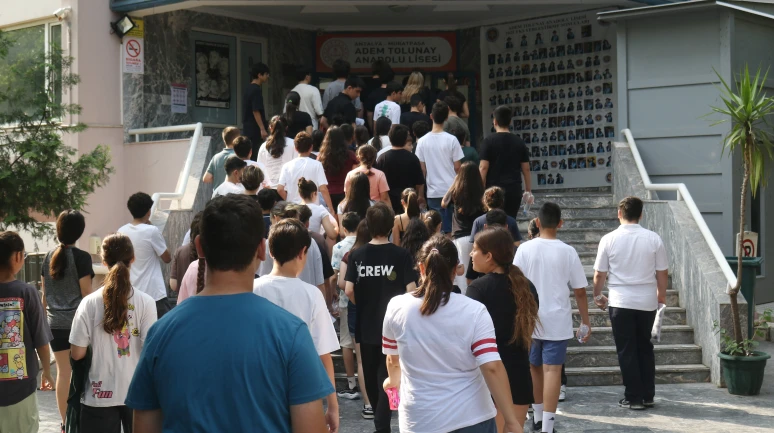 Öğrenciler LGS'de terledi, aileleri piknik havasında çocuklarını bekledi