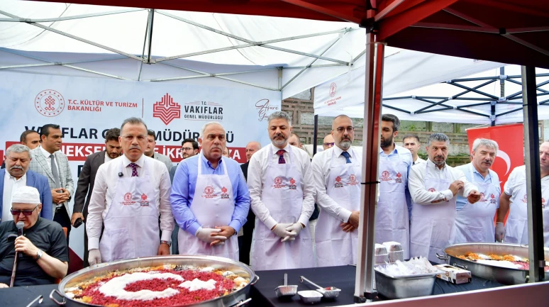 Mısır Çarşısı'nda 20 bin kişiye aşure ikramı