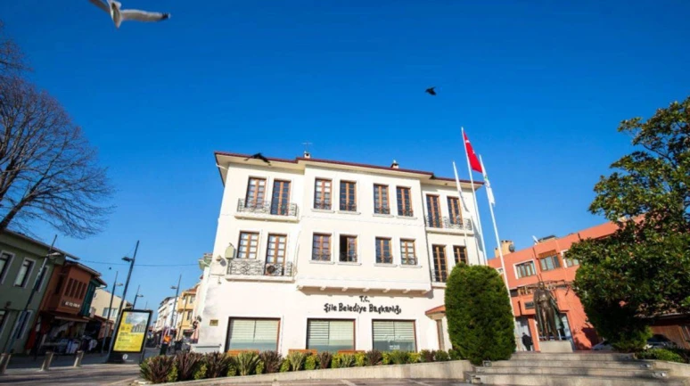 Şile Belediyesi'ne yönelik operasyonda gözaltına alınan 17 şüpheli adliyeye sevk edildi