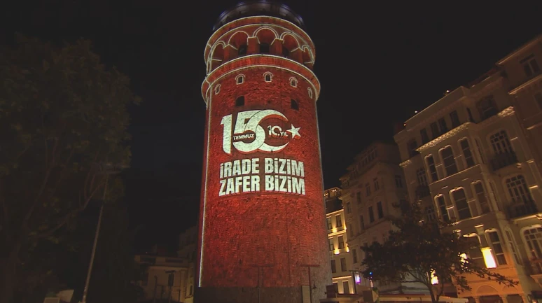 Galata Kulesi kırmızı beyaz