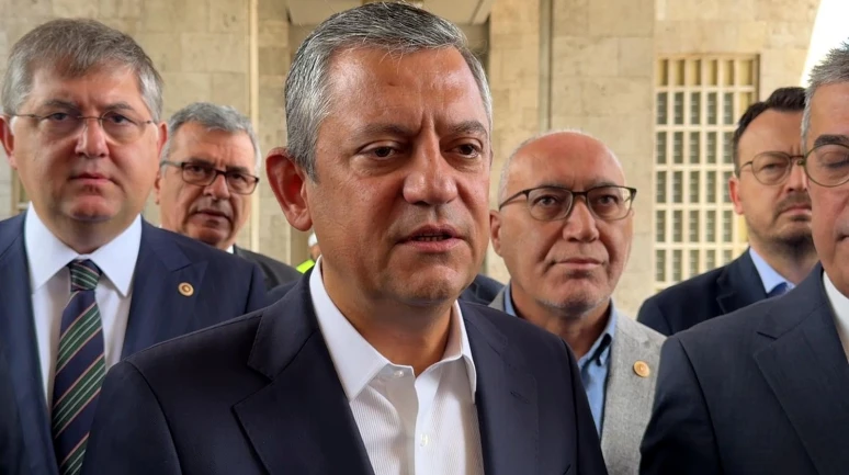 Yeni partiyi ilan etti!