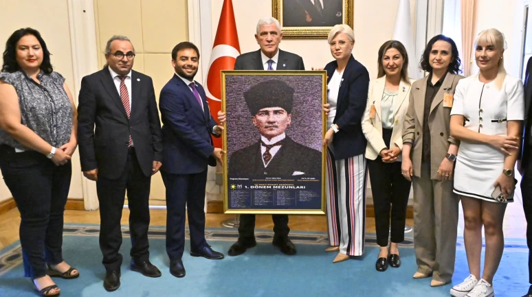 3 bin fotoğraf tek karede buluştu: Müsavat Dervişoğlu'na anlamlı Atatürk hediyesi