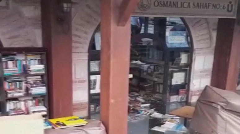 Üsküdar Sahaflar Çarşısı su altında kaldı